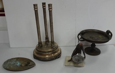 Coupe sur piédouche en bronze. Prises têtes d'homme.