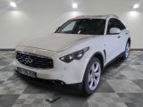 une photo d'une Infiniti blanche garée sur un sol à damier