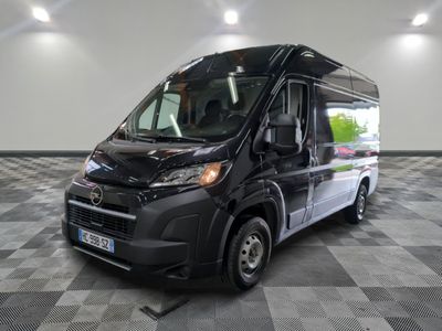 une photo d'une camionnette noire et blanche garée dans un garage