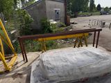 a mattress sitting on top of a pallet in a yard