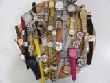 un grand nombre de montres posées sur une table