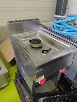 une cuisinière posée sur une pile de cartons