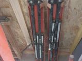 deux skis posés dans un coin de la pièce