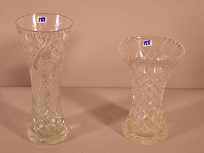 Deux vases cornets en cristal taillé et moulé. Non signés. - Photo 1