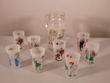 beaucoup de verres et un pichet posés sur une table