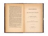un livre ouvert sur fond blanc, avec une image en noir et blanc