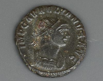gros plan d'une pièce d'argent sur laquelle figure une femme