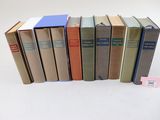 plusieurs livres sont empilés sur une surface blanche