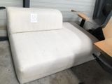 une chaise blanche qui se trouve dans une pièce