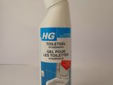 une bouteille de nettoyant pour toilettes posée sur une surface blanche