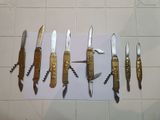 a lot of knives that are on the table