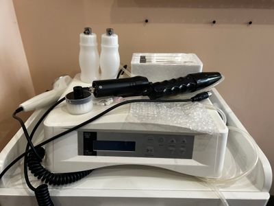 un sèche-cheveux posé sur une machine à laver