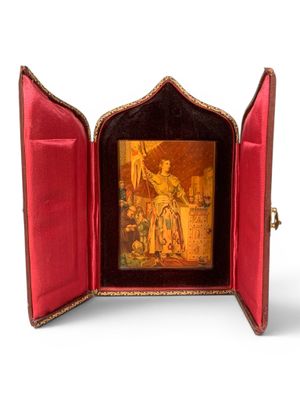 un coffret rouge contenant une peinture à l'intérieur