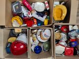 des cartons remplis d'objets divers posés sur un parquet