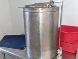 un grand seau en métal posé sur une table en métal