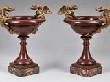 paire d'urnes en bronze et en marbre ornées de têtes de dragon, posées sur des socles