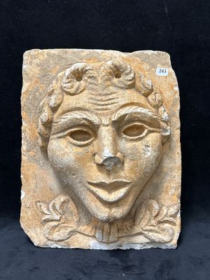 une image représentant une sculpture en pierre représentant le visage d'une femme sur fond noir