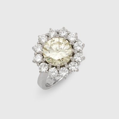 gros plan d'une bague en diamant sur fond blanc