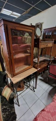 une grande vitrine au milieu d'une pièce