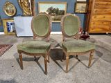 une paire de fauteuils rembourrés verts devant un mur bleu