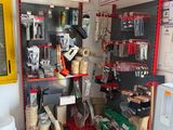 une pièce remplie d'outils et de matériel divers