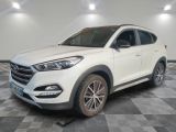 le SUV blanc est garé dans une pièce au sol en damier