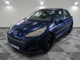 la photo d'une voiture bleue garée dans un garage