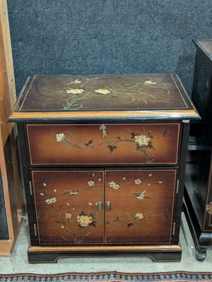 deux tiroirs en bois décorés de fleurs peintes