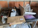 de nombreuses boîtes contenant divers objets, posées sur une étagère