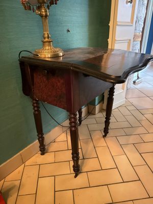 TABLE DE CHEVET, à volets en bois de placage.