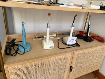 une étagère en bois sur laquelle sont posés tout un tas d'objets divers
