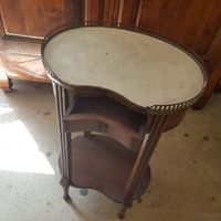 Table rognon en bois de placage et bois verni ouvrant à un t… (photo 3)