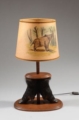 une photo d'une lampe de table sur laquelle est posé un ours