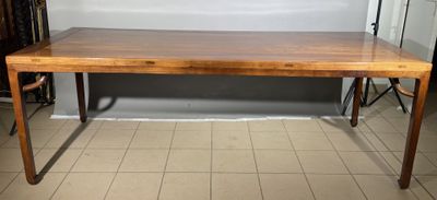 une table en bois posée sur un sol carrelé
