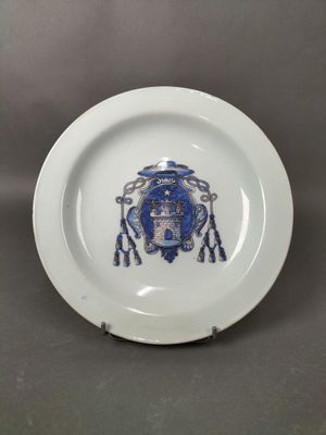 une assiette blanche ornée d'un motif bleu et blanc