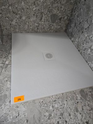 une photo d'une salle de bains avec une douche et un sol carrelé