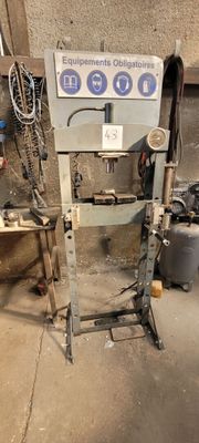une machine qui se trouve dans un garage
