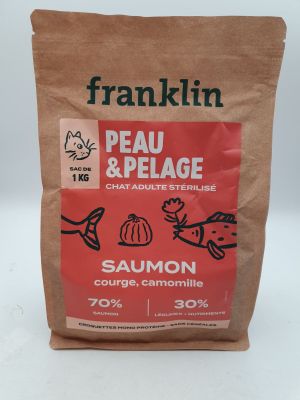 un gros plan sur un sac de provisions posé sur une table