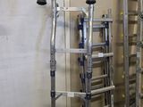 plusieurs échelles sont alignées contre un mur dans une pièce