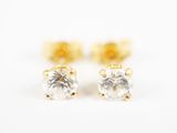 une paire de boucles d'oreilles en diamant sur fond blanc