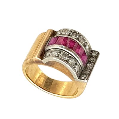 une photo d'une bague en or sertie de pierres roses et de diamants