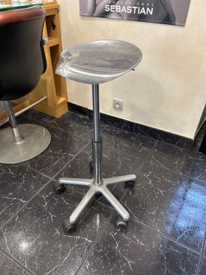 une image représentant une table et une chaise dans un salon