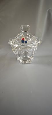 un petit bol en verre contenant une petite figurine