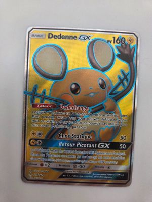 gros plan d'une carte pokemon sur une surface blanche