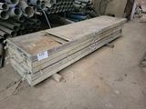 une pile de tuyaux en acier empilés les uns sur les autres