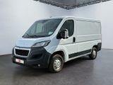 la photo d'une camionnette blanche garée dans un garage