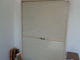 une pièce dans laquelle se trouvent une porte et une chaise