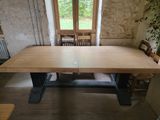 une grande table en bois au milieu d'une pièce