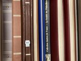 un grand nombre de livres qui se trouvent dans une boîte