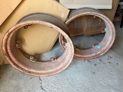 deux morceaux de métal rouillé posés par terre